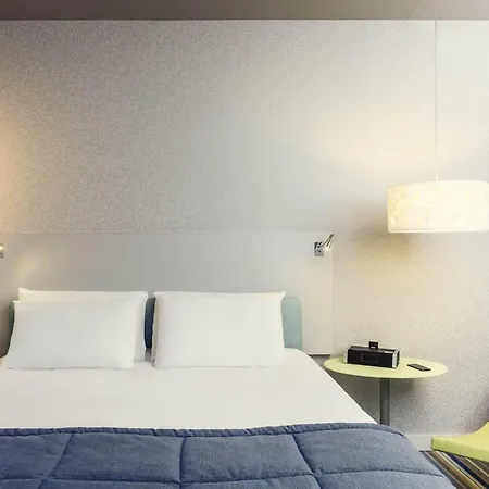 Отель Mercure Paris Val De 4*