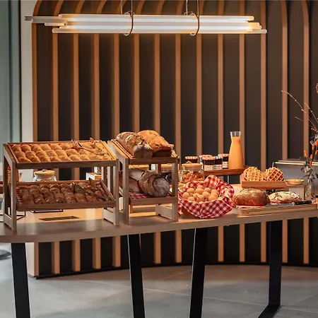 Mercure Paris Val De Hotel 4*