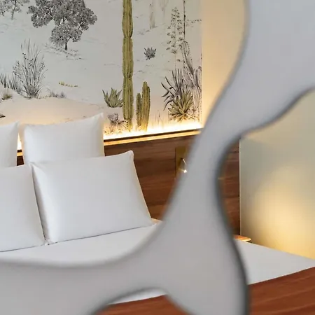Mercure Paris Val De Hotel 4*